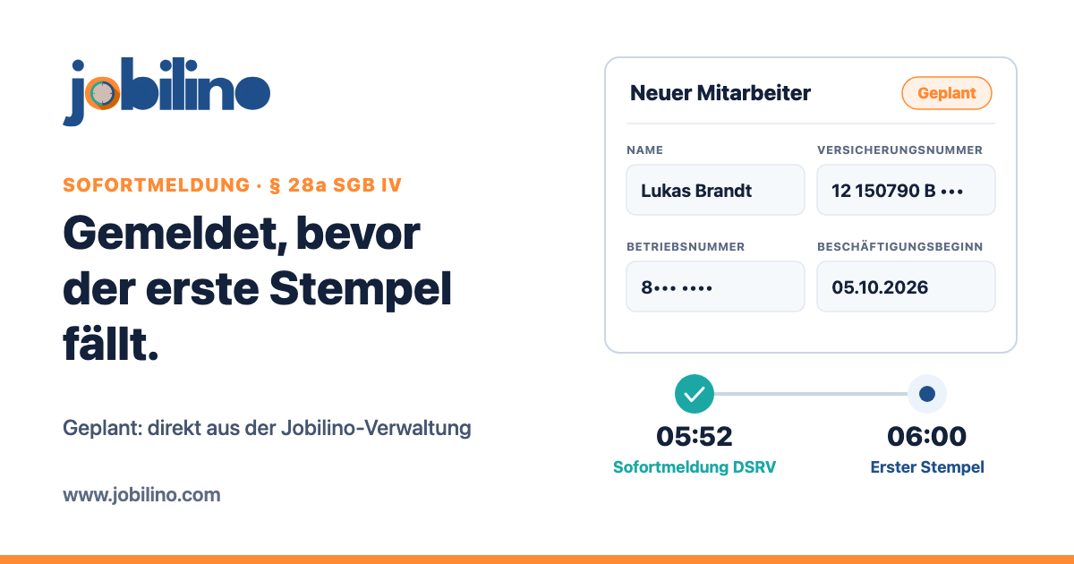Links die Wortmarke Jobilino und die Schlagzeile „Gemeldet, bevor der erste Stempel fällt.“, rechts ein als geplant gekennzeichnetes Formular „Neuer Mitarbeiter“ mit Name, Versicherungsnummer, Betriebsnummer und Beschäftigungsbeginn, darunter eine Zeitleiste: Sofortmeldung an die DSRV um 05:52, erster Stempel um 06:00.